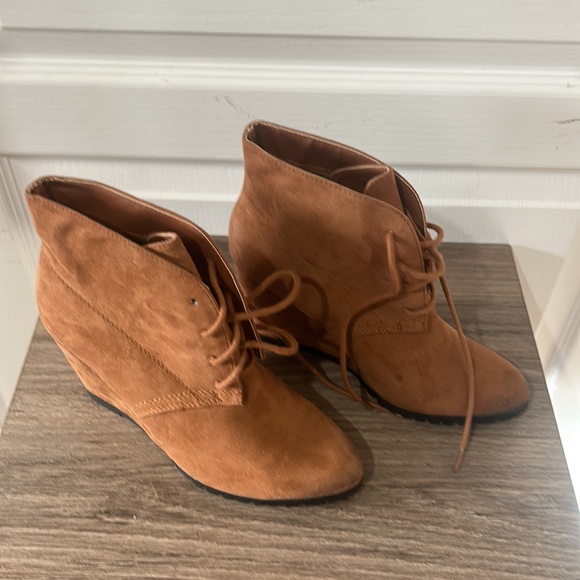 QUIPD WEDGE FAUX SUEDE LACE UP WEDGE ANKLE BOOTIES IN BROWN SIZE 7 - Picture 4 of 8